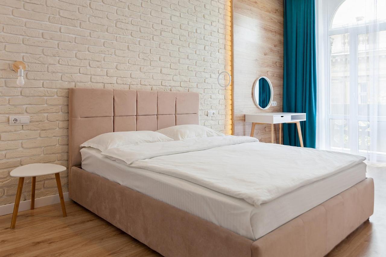 Leogrand Three Bedrooms Vip Apartments On Kniazia Romana 12 Lviv Eksteriør billede