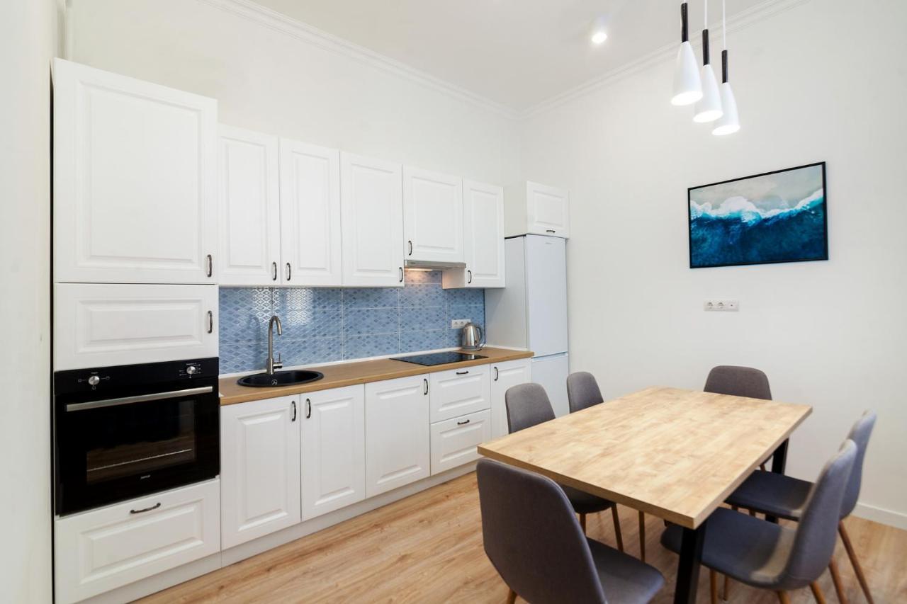 Leogrand Three Bedrooms Vip Apartments On Kniazia Romana 12 Lviv Eksteriør billede