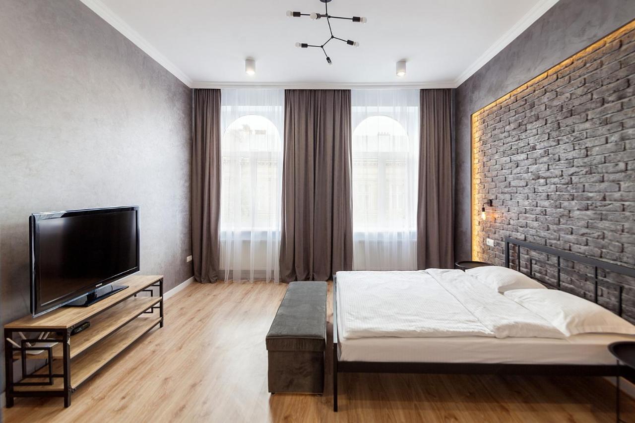 Leogrand Three Bedrooms Vip Apartments On Kniazia Romana 12 Lviv Eksteriør billede