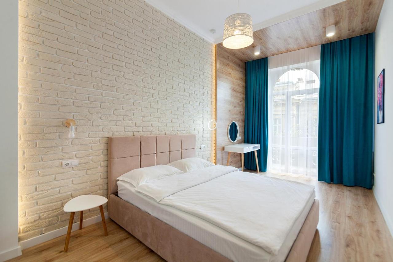 Leogrand Three Bedrooms Vip Apartments On Kniazia Romana 12 Lviv Eksteriør billede