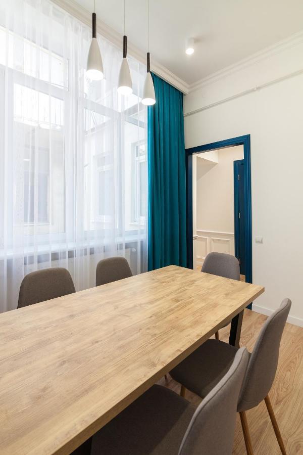 Leogrand Three Bedrooms Vip Apartments On Kniazia Romana 12 Lviv Eksteriør billede